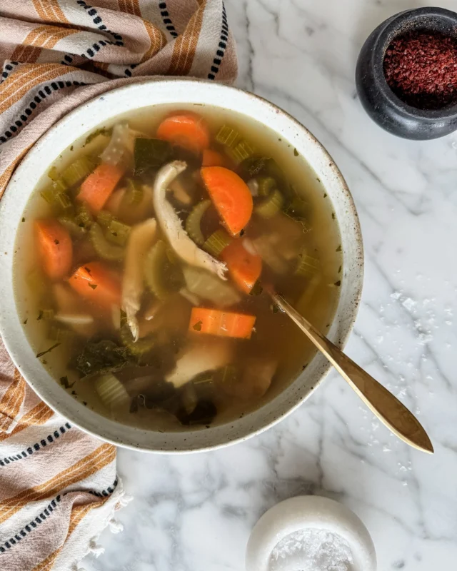 Recipes for simple, comforting chicken soup and my favorite granola are in the newsletter today. I’m also sharing thoughts about showing up for people you love, including putting together a care package. If you don’t already subscribe to the newsletter, you can do so via the link in my profile. 🤍